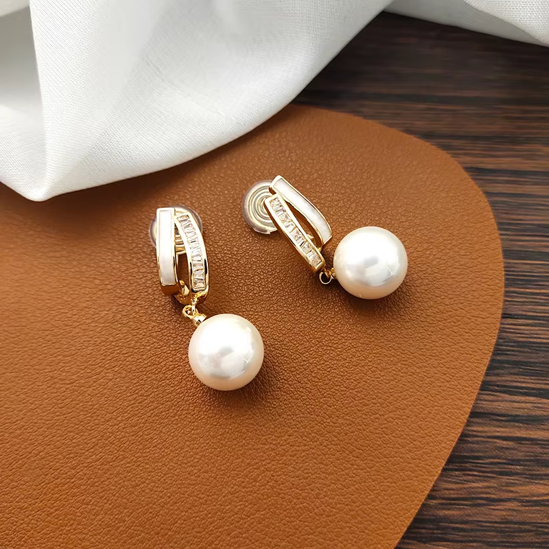 Women's Faux Mother-of-Pearl Geometric Pearl Earrings | 2025 New Trendy Minimalist Luxury Studs for Autumn & Winter
