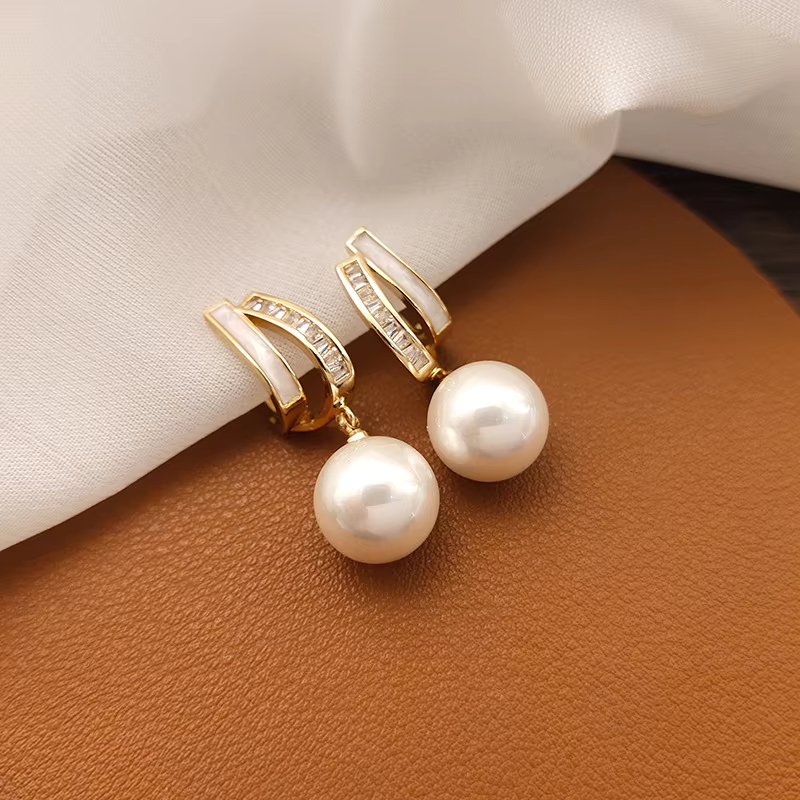 Women's Faux Mother-of-Pearl Geometric Pearl Earrings | 2025 New Trendy Minimalist Luxury Studs for Autumn & Winter