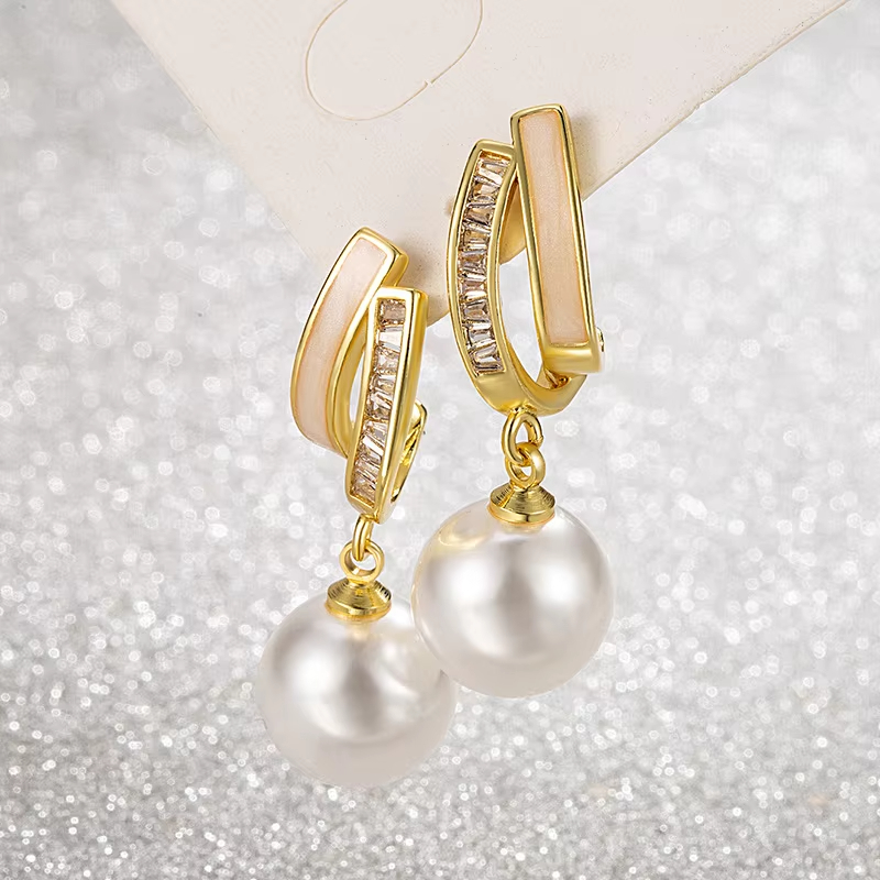 Women's Faux Mother-of-Pearl Geometric Pearl Earrings | 2025 New Trendy Minimalist Luxury Studs for Autumn & Winter