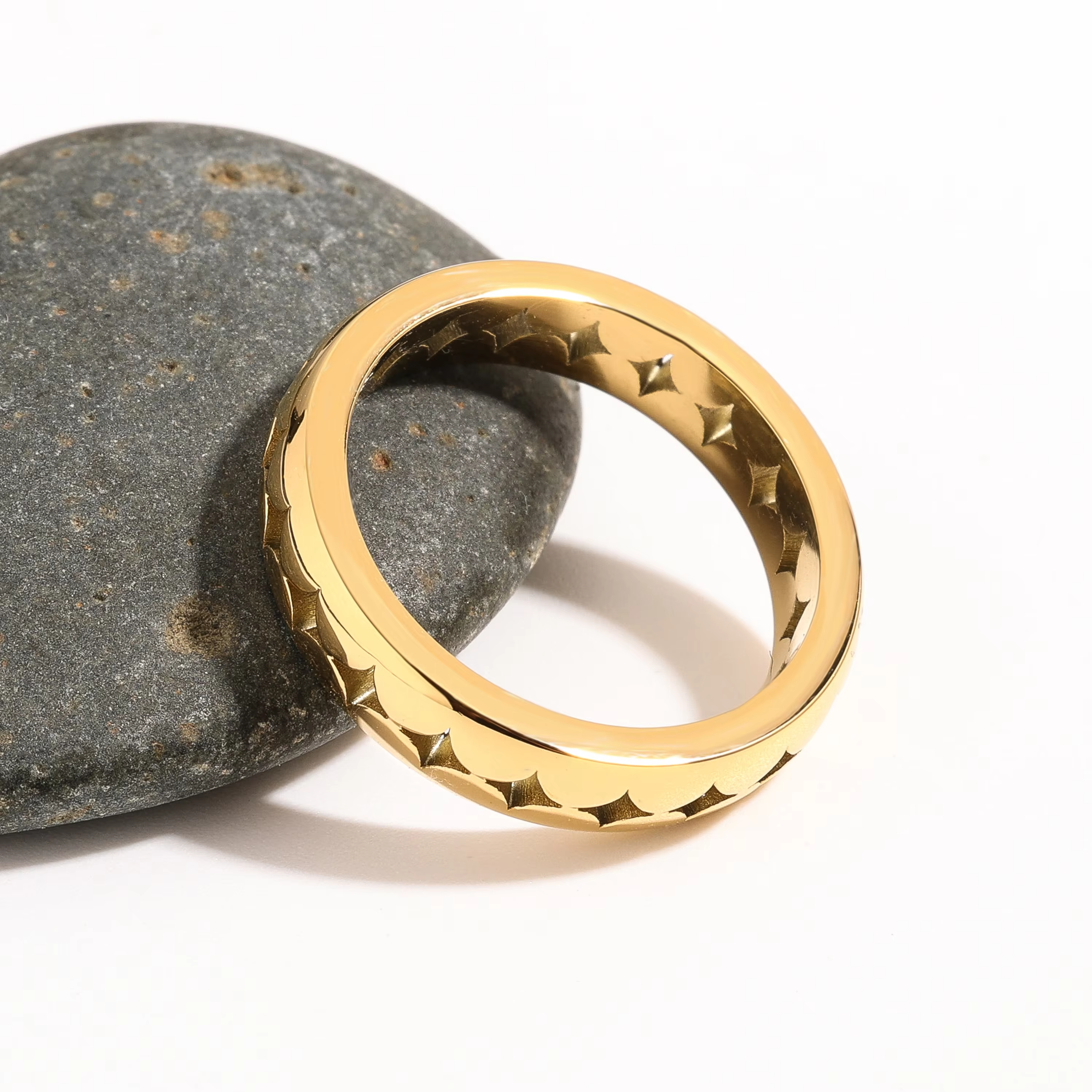 Hot Selling 18K Gold Plated Waterproof Non-Tarnish Stainless Steel Hollow Design Classic Ring