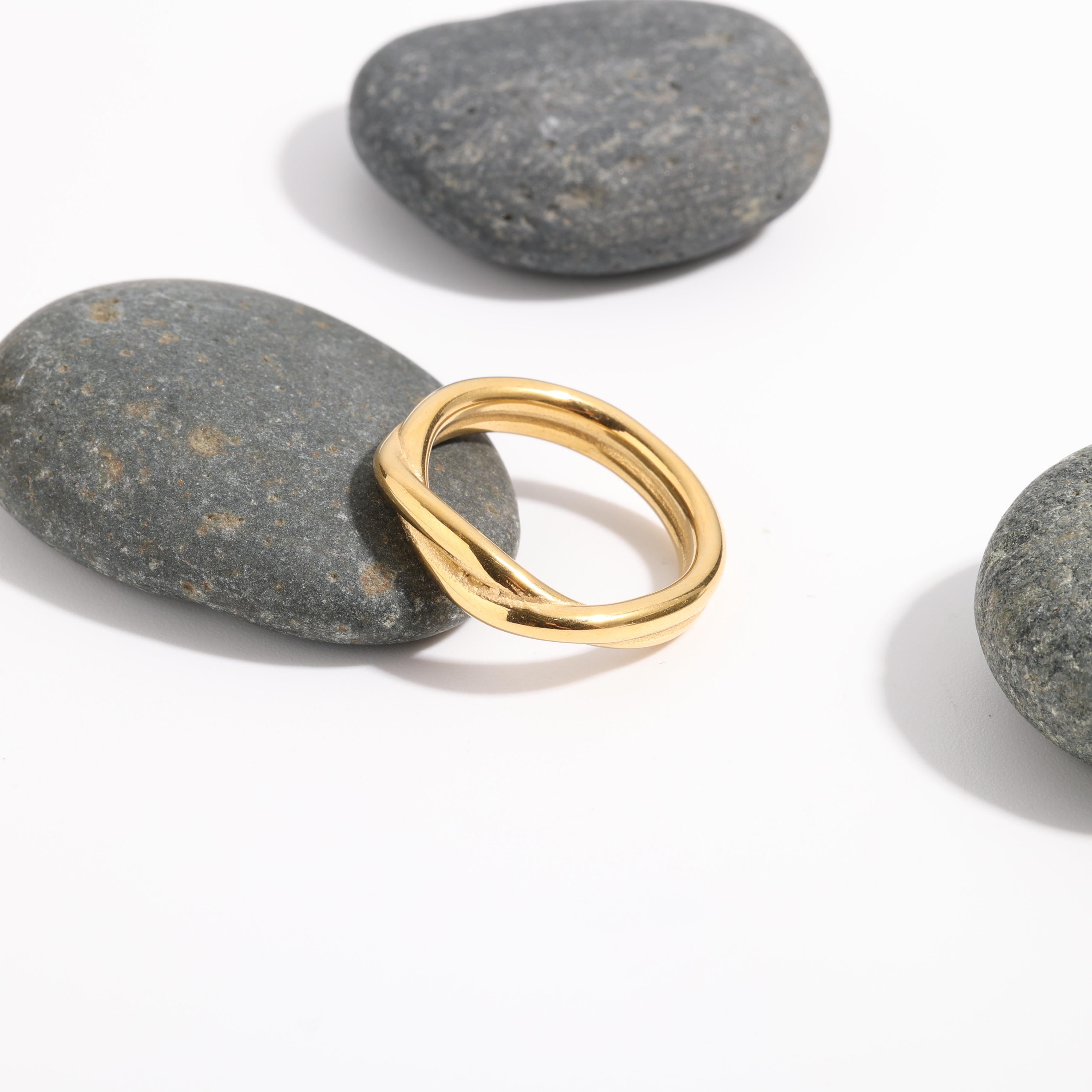 18K Gold Plated Entwined Eternity Ring – Waterproof Non‑Tarnish Stainless Steel