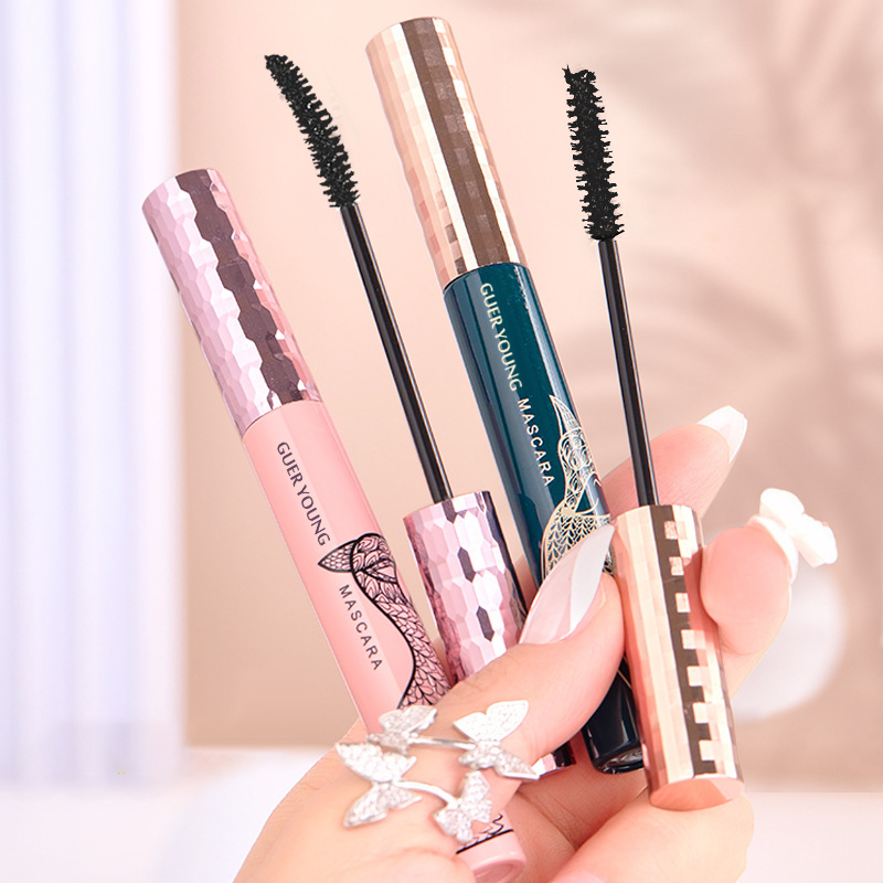 Curved Brush Waterproof Mascara – Lengthening & Curl Defining