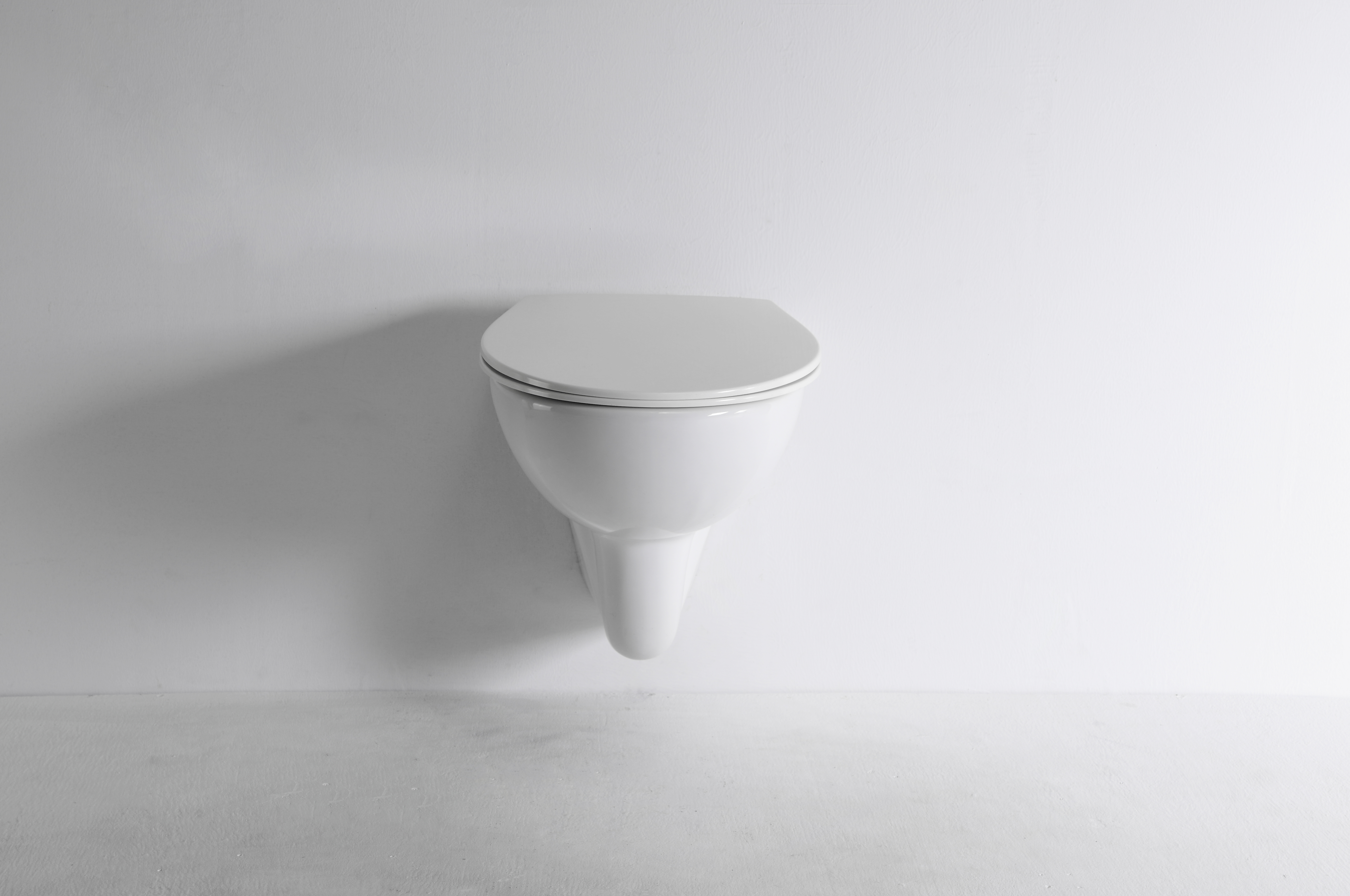 Wandhängendes WC 2420D – Modernes hängendes Keramik-WC mit Absenkautomatik