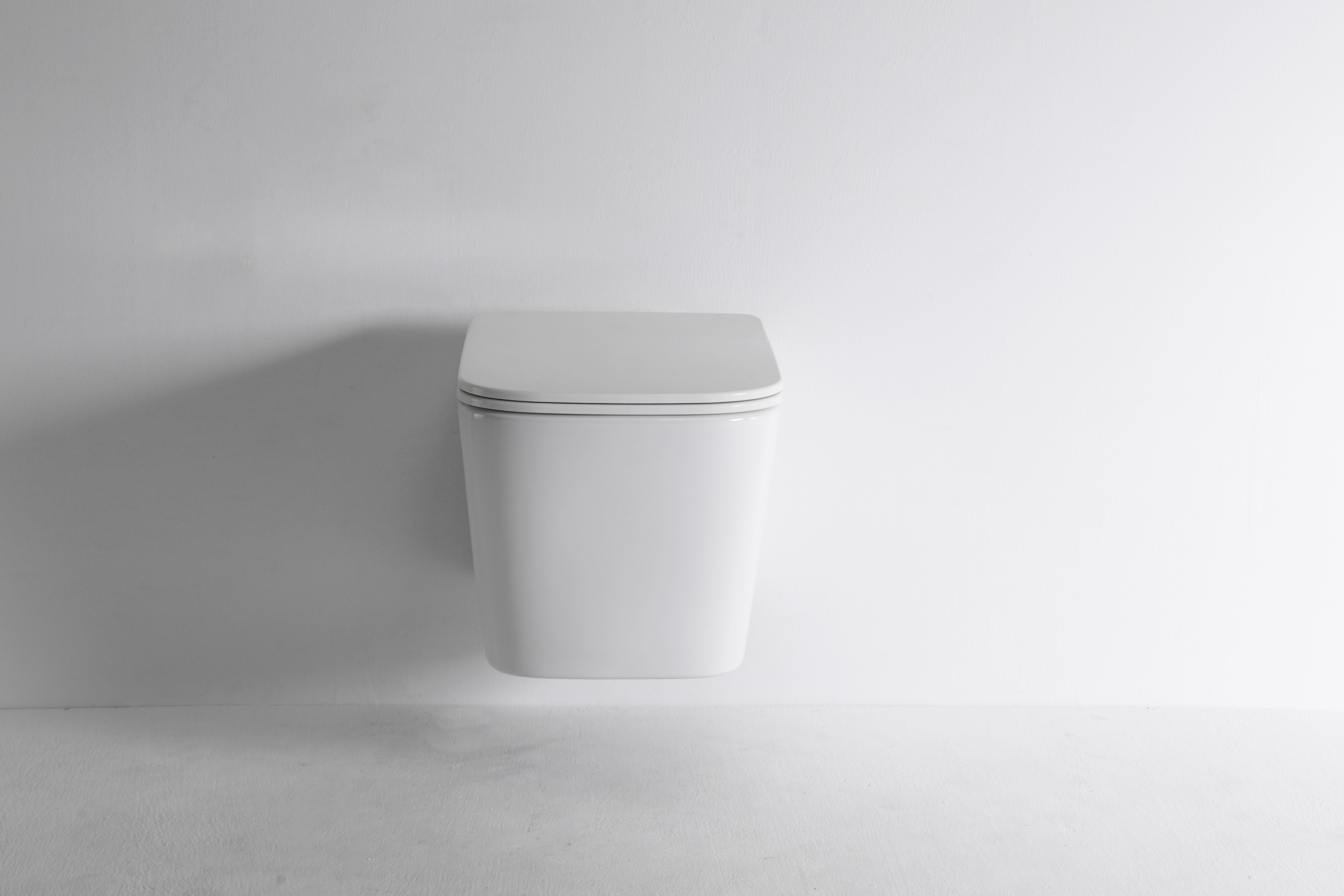 Toilette Suspendue Murale Moderne en Céramique – Design Compact et Facile à Nettoyer