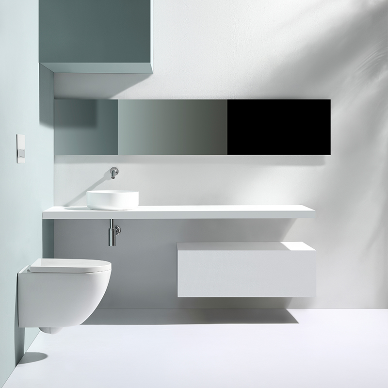 WC sospeso moderno in ceramica con sedile soft-close UF