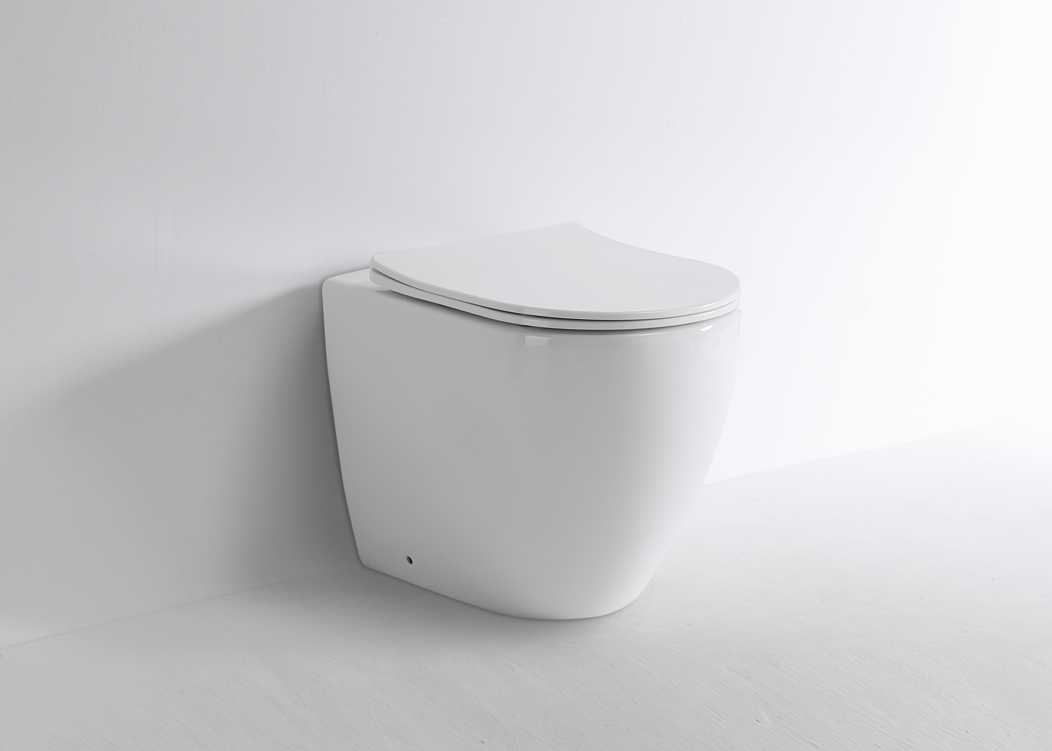 Modern Wall Hung Toilet 2518 with Soft-Close Seat and Rimless Design