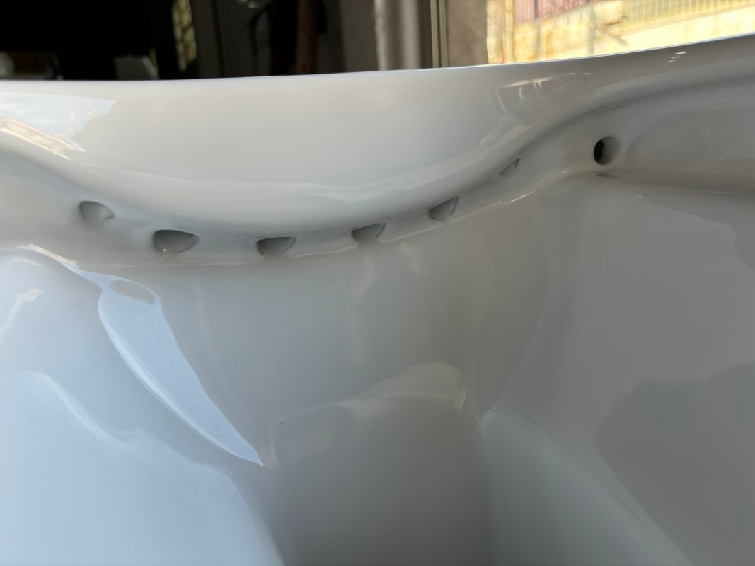 WC Suspendu Blanc Moderne avec Abattant à Fermeture Douce – Design Minimaliste