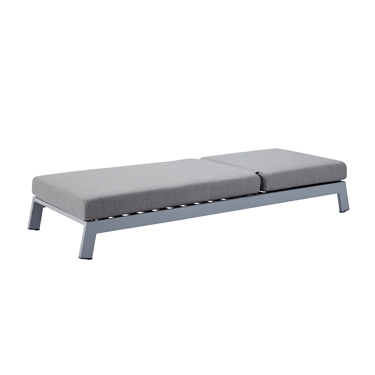 Weather-resistant Outdoor Reclining Garden Chair Poolside Sun Cushioned Lounge