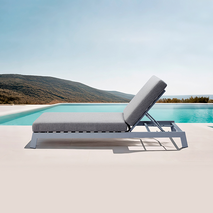 Weather-resistant Outdoor Reclining Garden Chair Poolside Sun Cushioned Lounge