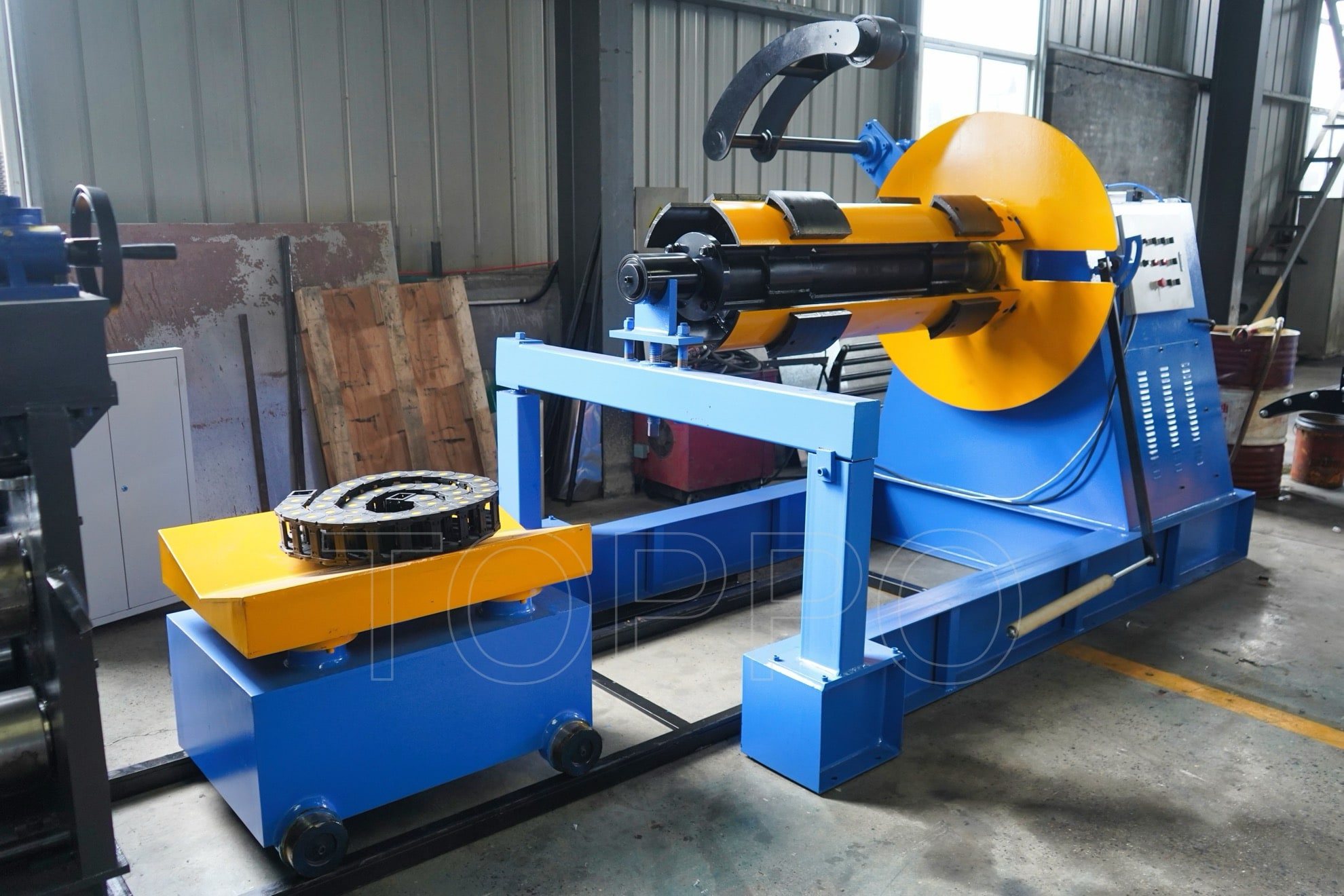 Industrial Decoiler with Hydraulic Coil Car, Pressing Arm, Support Arm & Rotating Disc