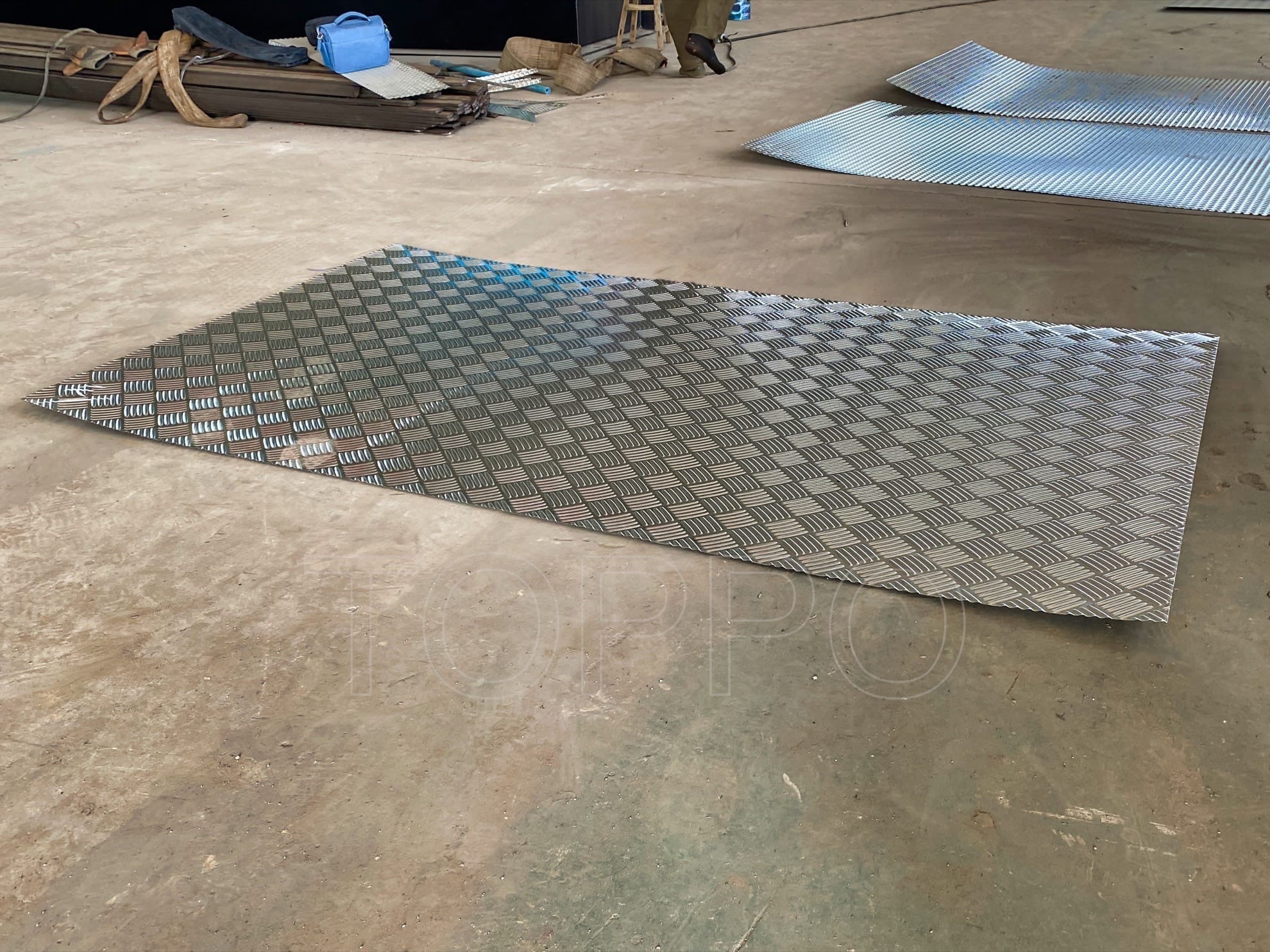 Automatic Leveling Cutting Metal Sheet Embossing Machine