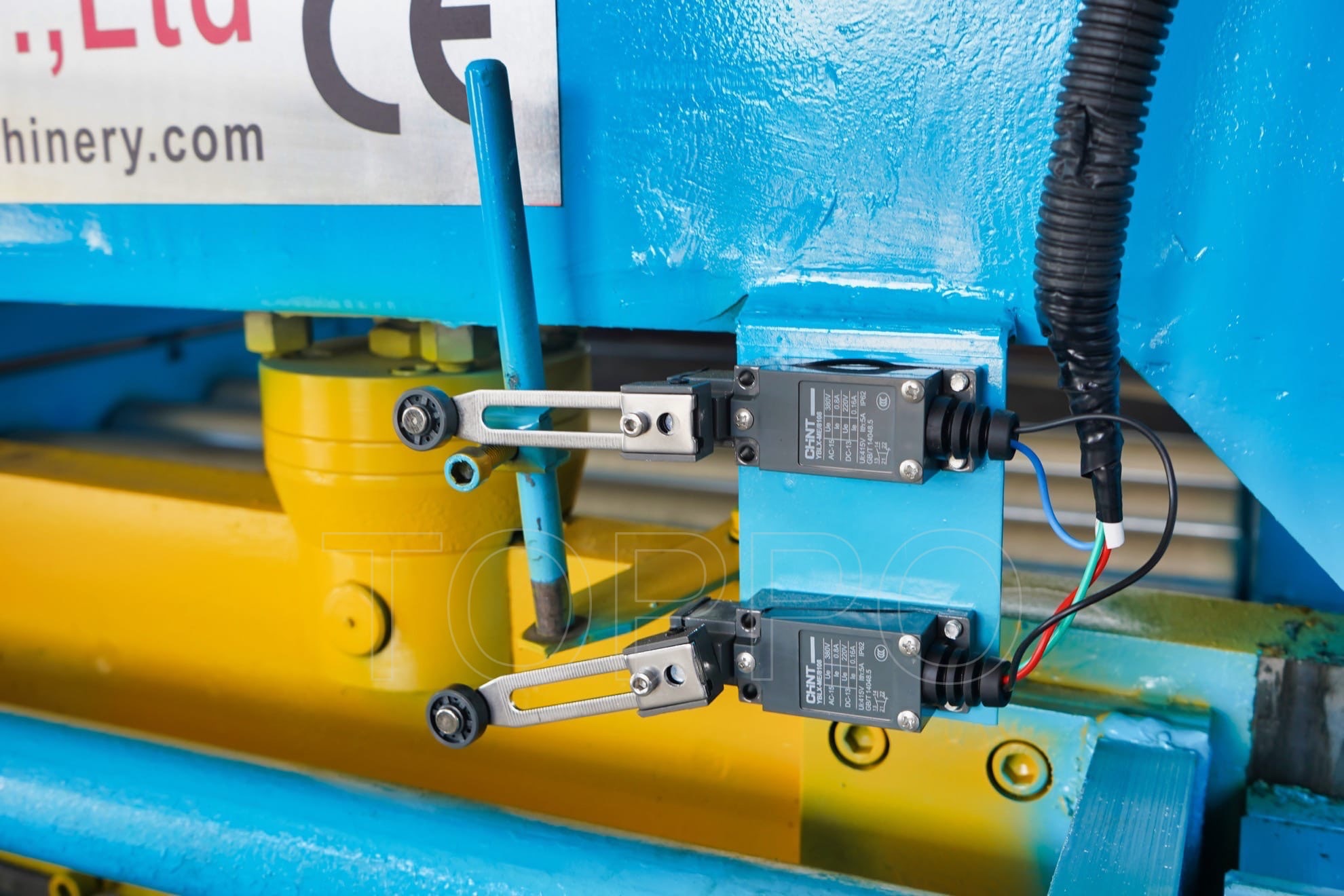 Automatic Leveling Cutting Metal Sheet Embossing Machine