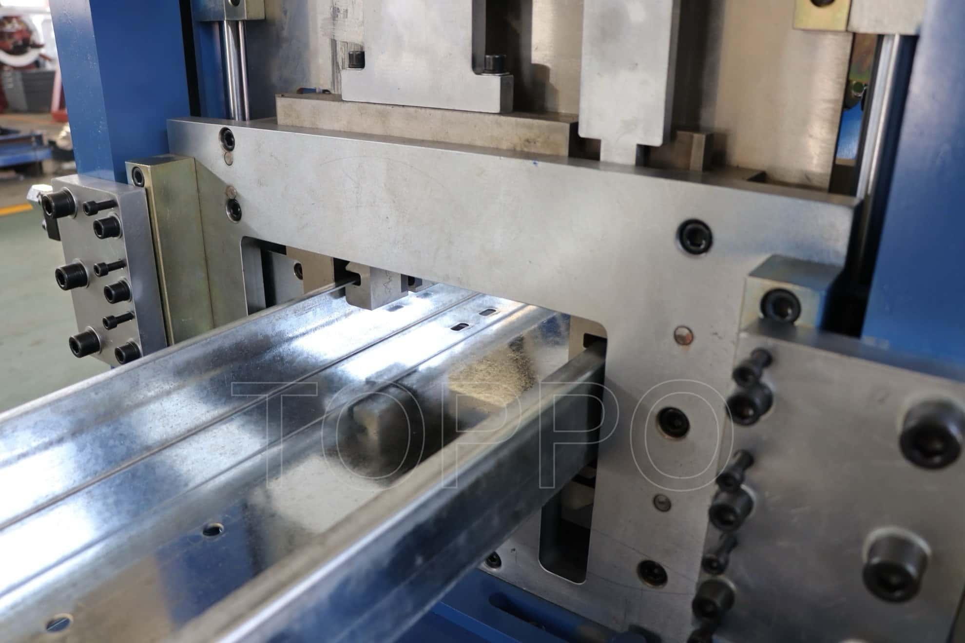 Compact Automatic CZU Purlin Roll Forming Machine with Integrated Punching