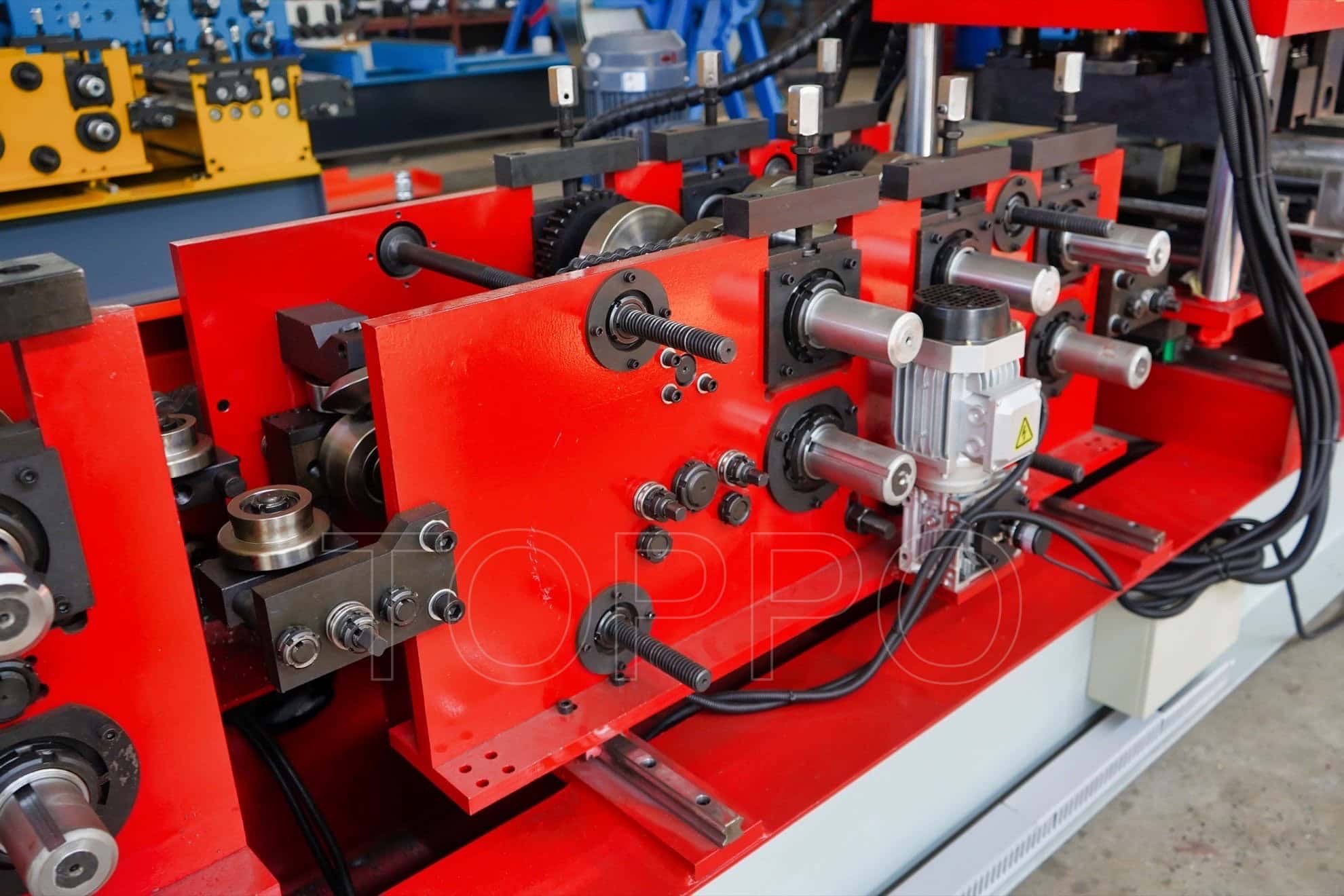 Red Frame Automatic CZU Purlin Roll Forming Machine with Hydraulic Punching