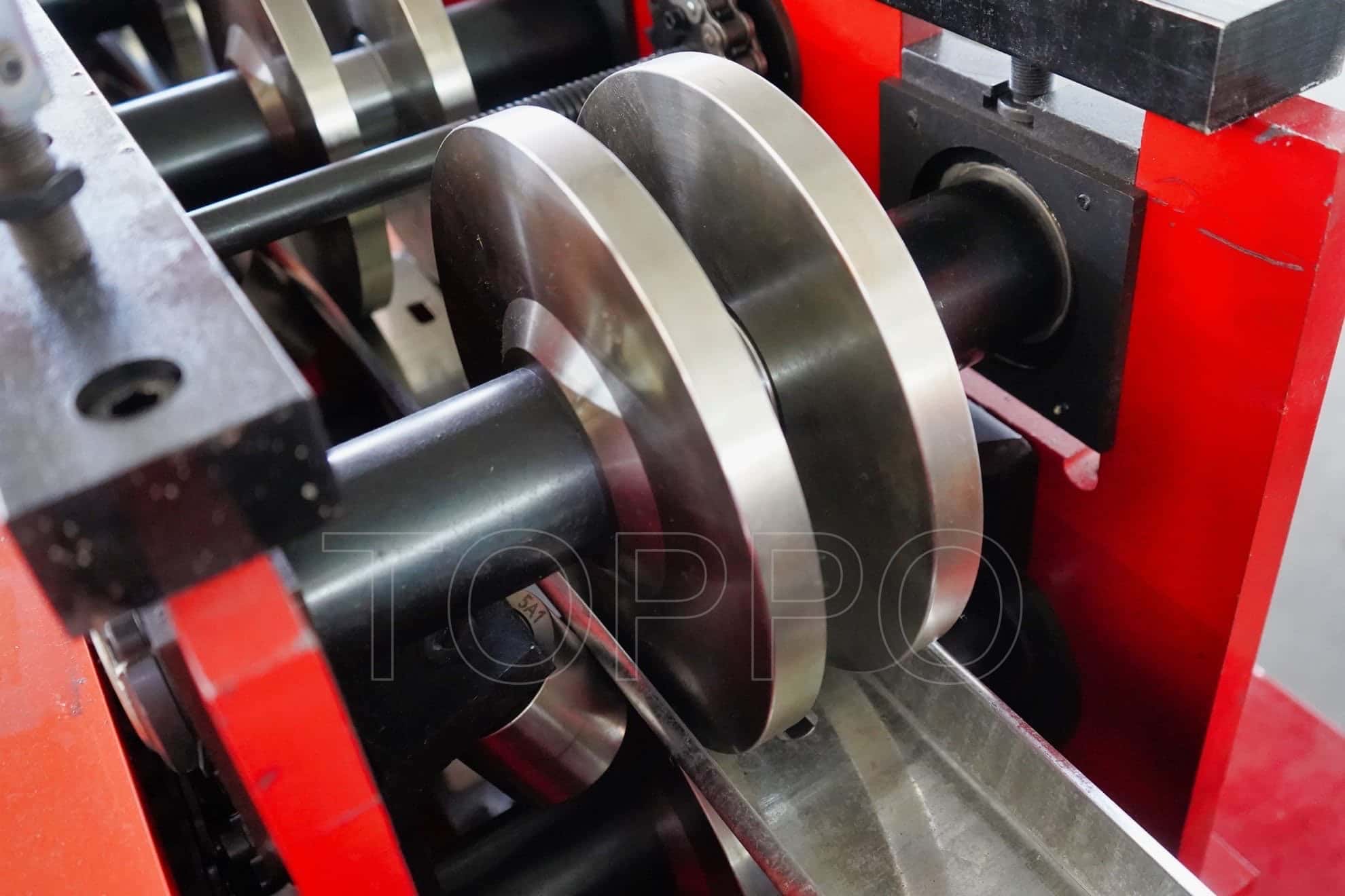 Red Frame Automatic CZU Purlin Roll Forming Machine with Hydraulic Punching