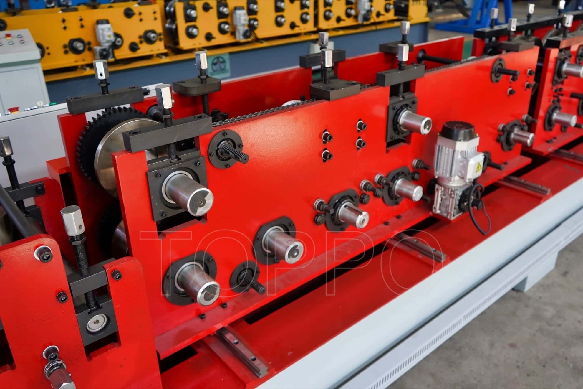 Red Frame Automatic CZU Purlin Roll Forming Machine with Hydraulic Punching