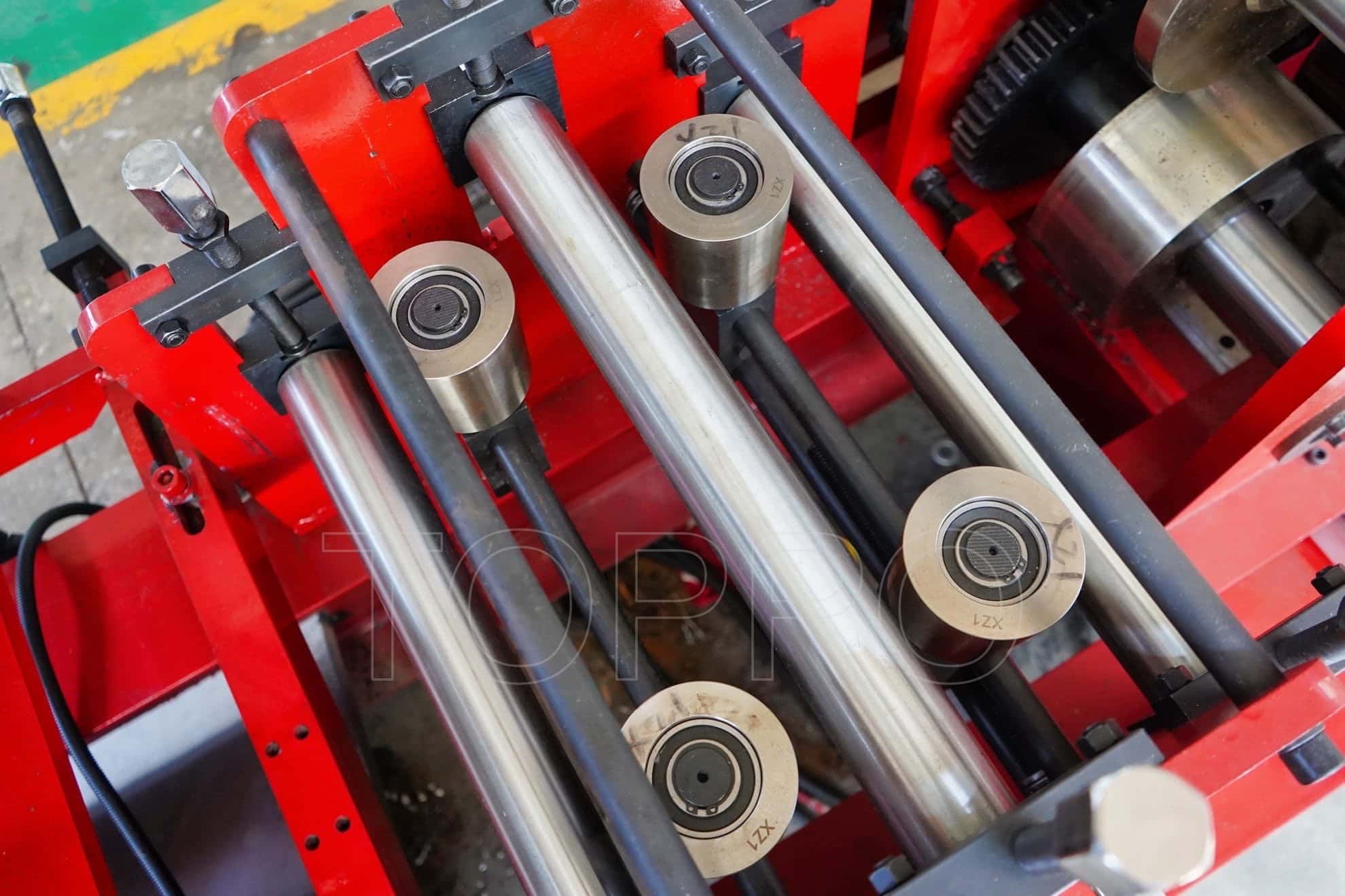 Heavy Frame Red Automatic CZU Purlin Roll Forming Machine