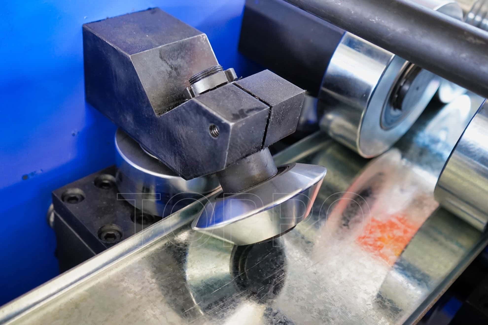 Non-Punching CZ Purlin Roll Forming Machine with Auto Size Adjustment