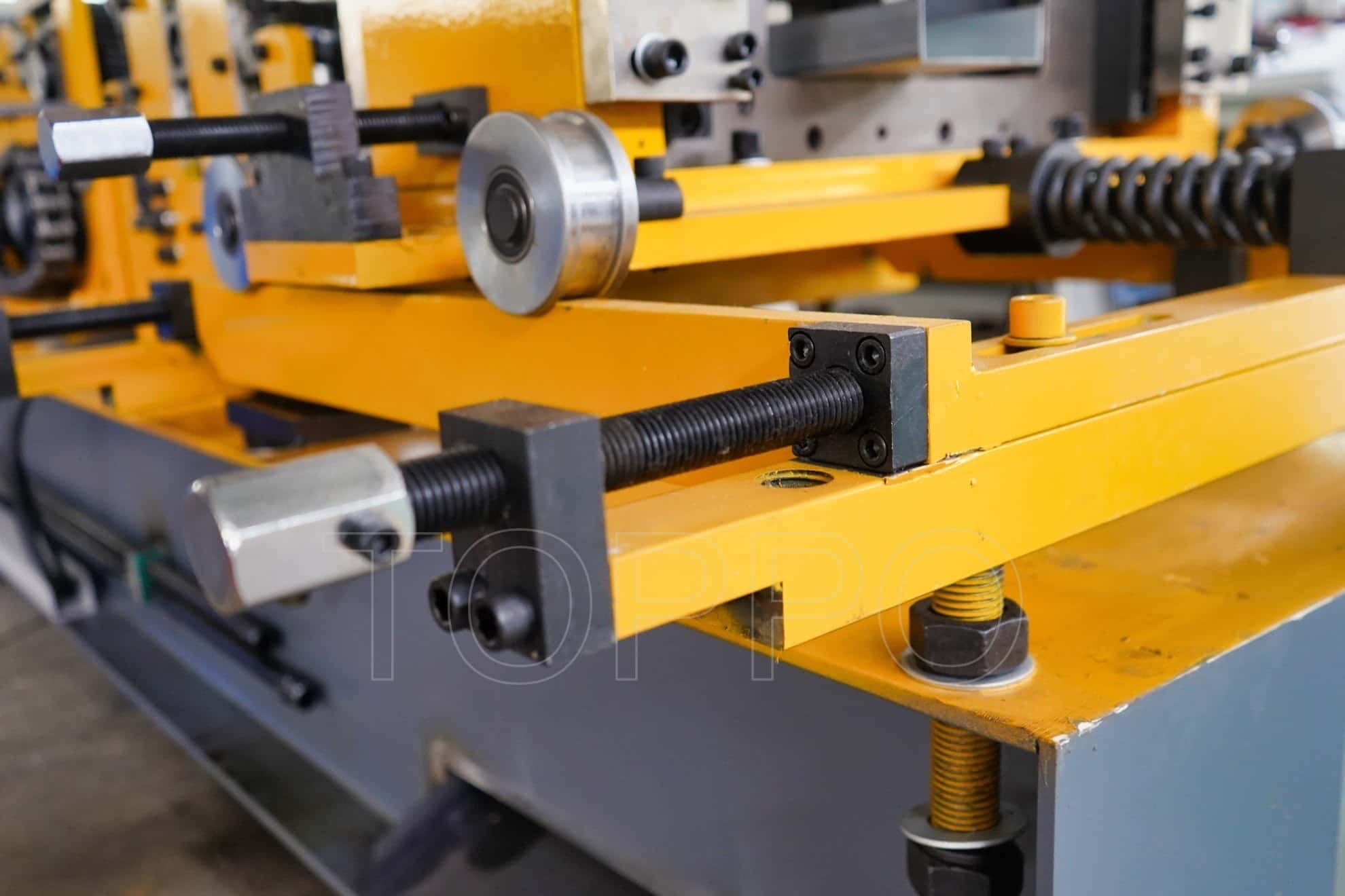 Heavy Duty CZU Purlin Roll Forming Machine with Automatic Width Adjustment