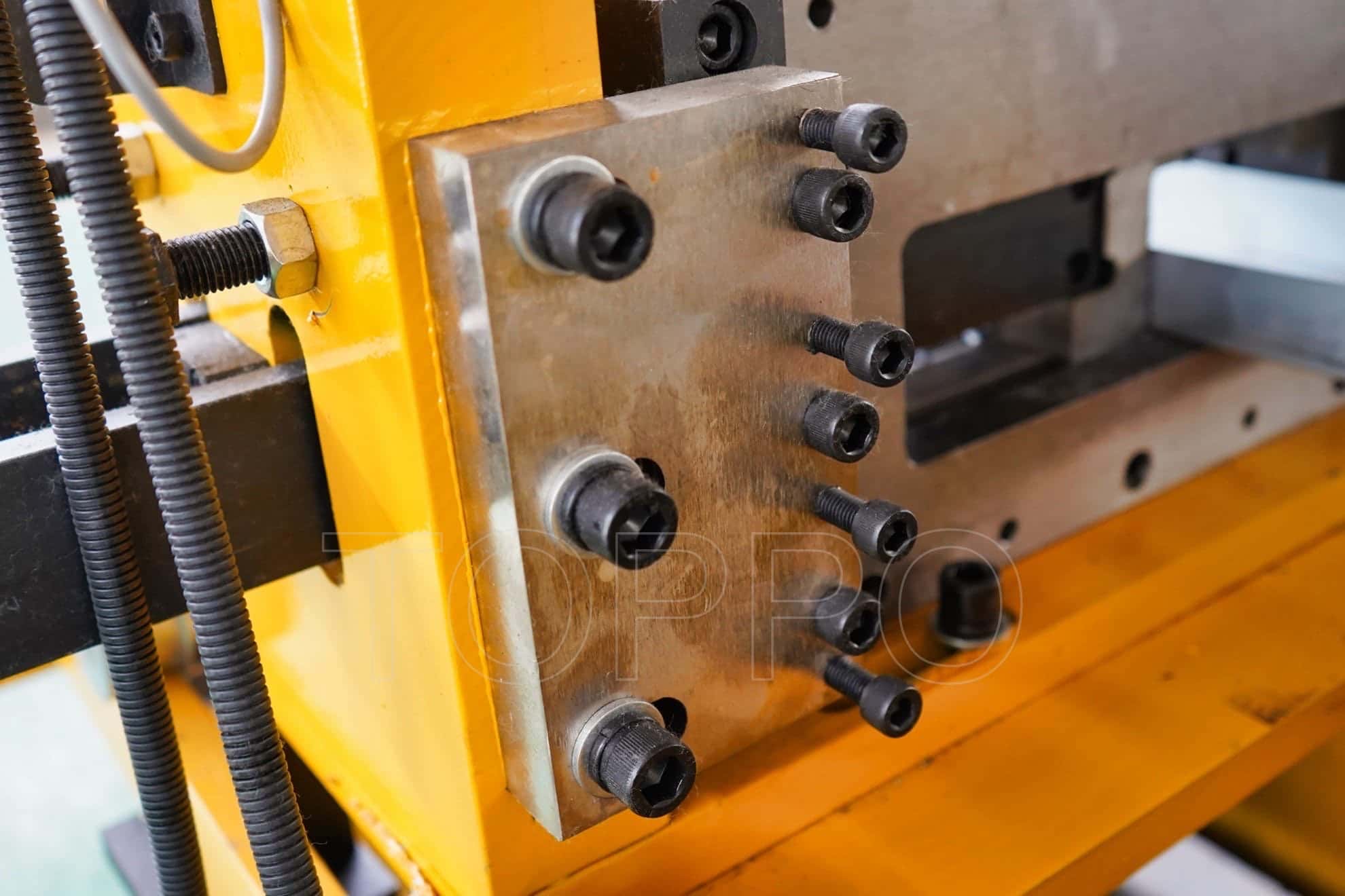 Professional Automatic CZU Purlin Roll Forming Machine with Hydraulic Punching System