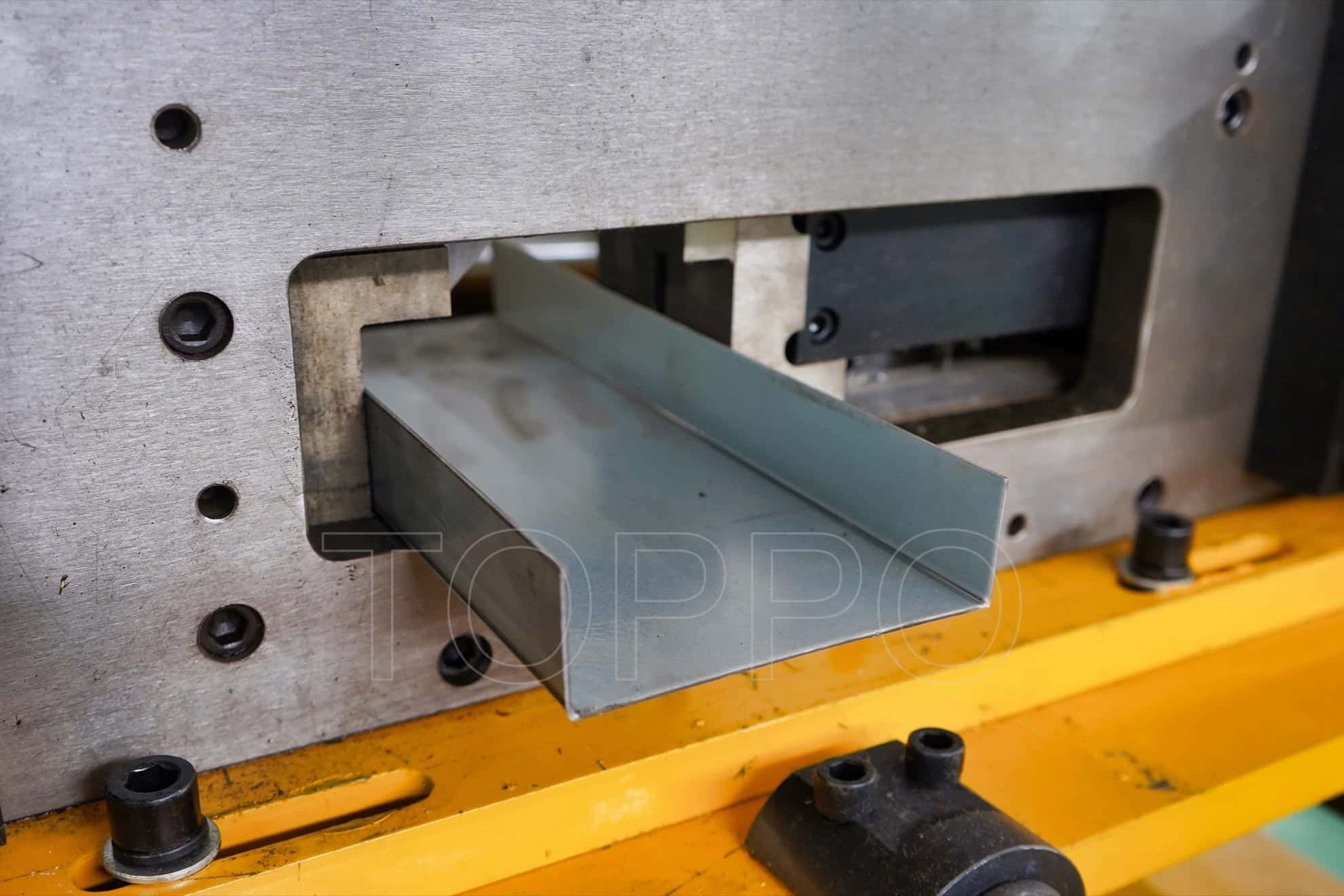 Heavy Duty Automatic CZU Purlin Roll Forming Machine Line
