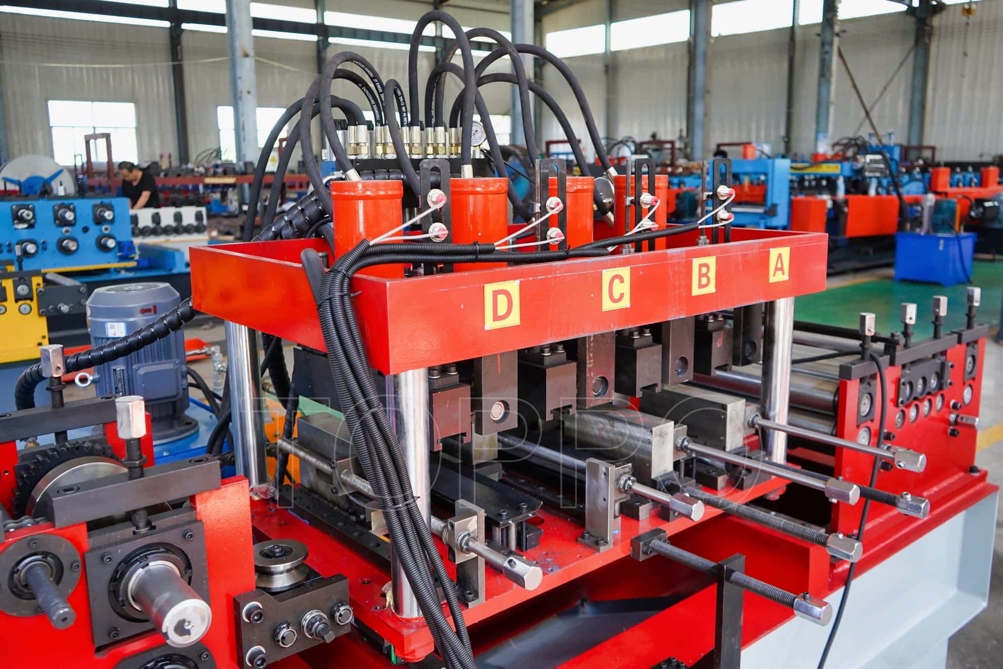 Red Frame Automatic CZU Purlin Roll Forming Machine with Hydraulic Punching