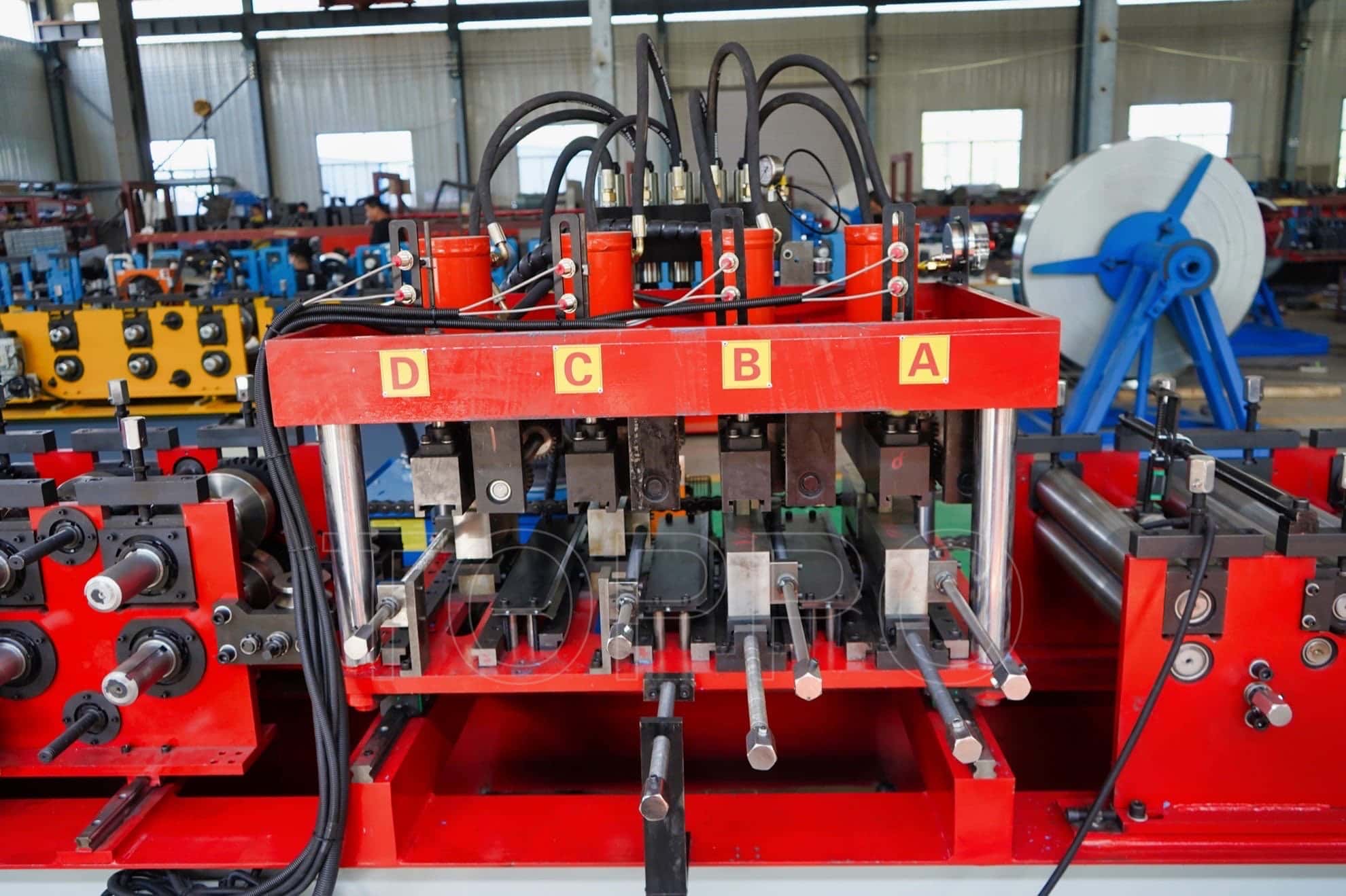 Red Frame Automatic CZU Purlin Roll Forming Machine with Hydraulic Punching