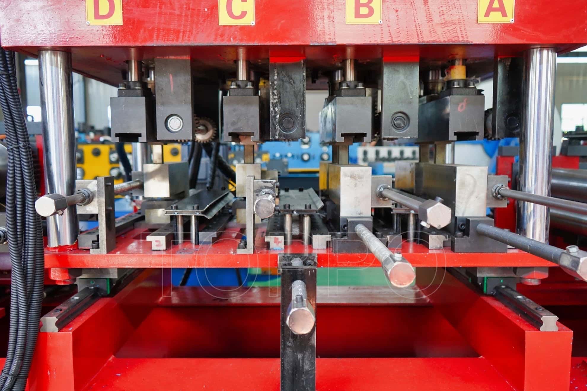 Red Frame Automatic CZU Purlin Roll Forming Machine with Hydraulic Punching