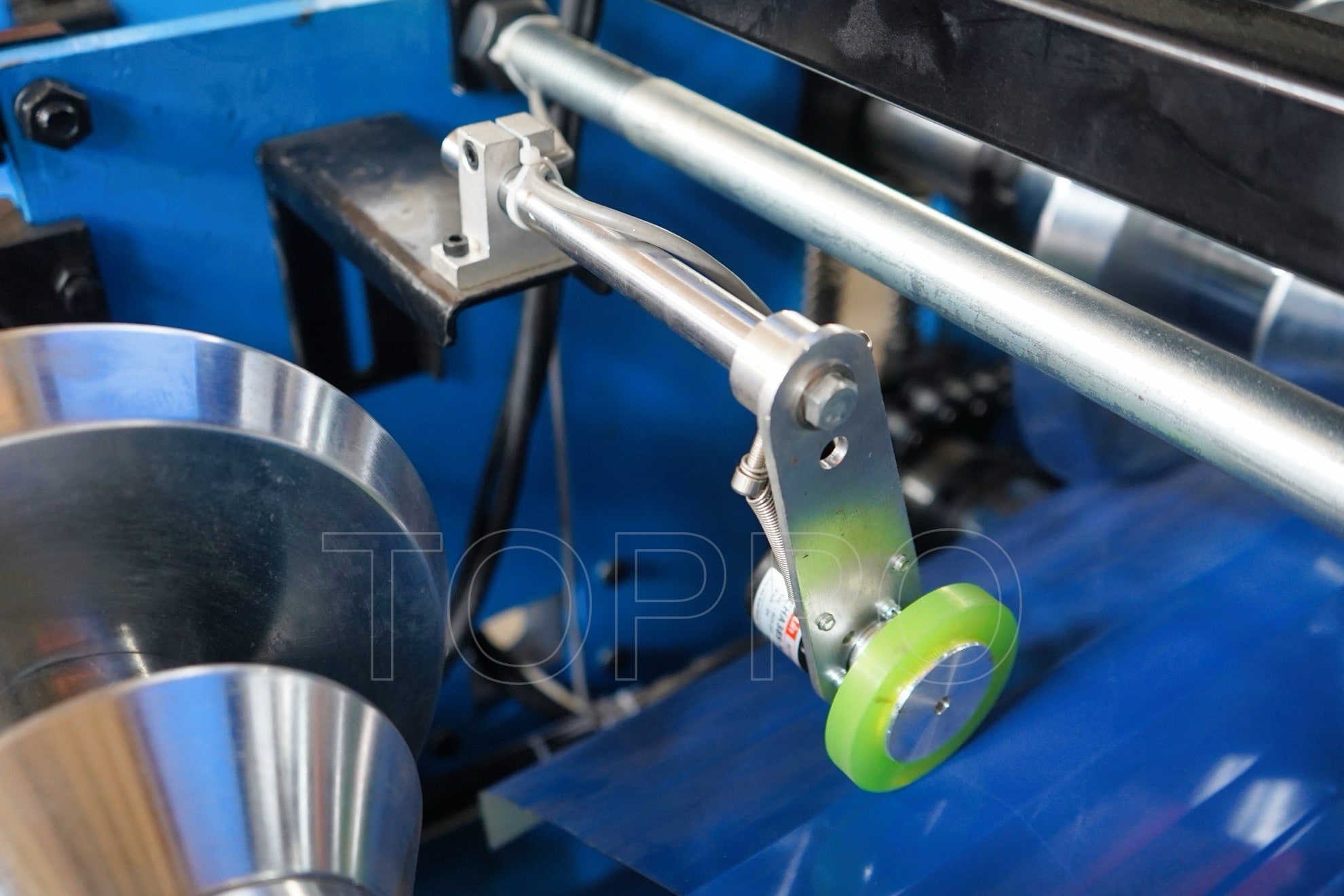 Compact Ridge Cap Roll Forming Machine with Vertical Output