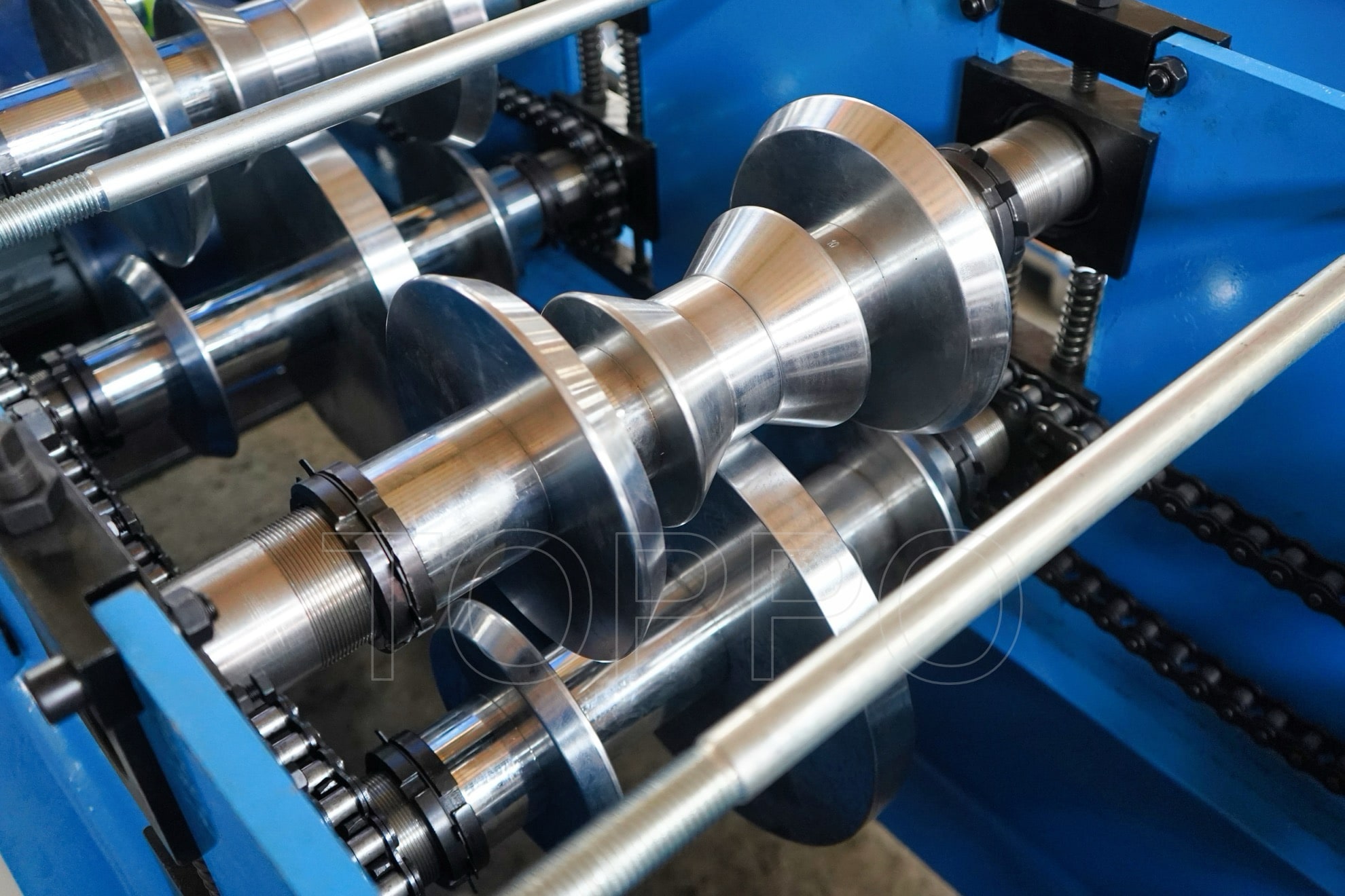 Compact Ridge Cap Roll Forming Machine with Vertical Output