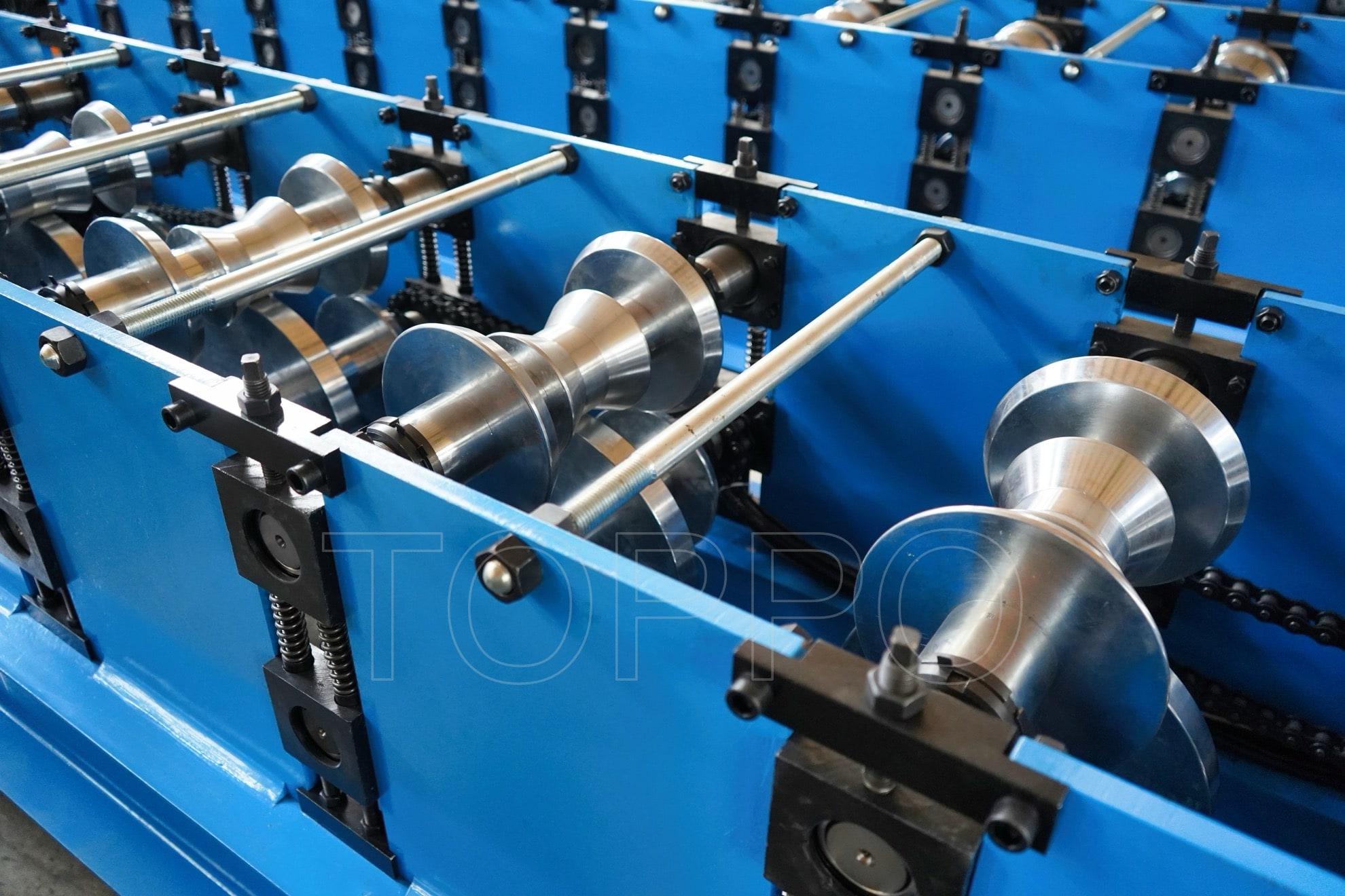 Compact Ridge Cap Roll Forming Machine with Vertical Output