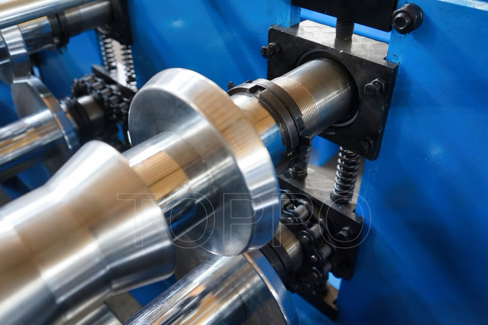 Compact Ridge Cap Roll Forming Machine with Vertical Output