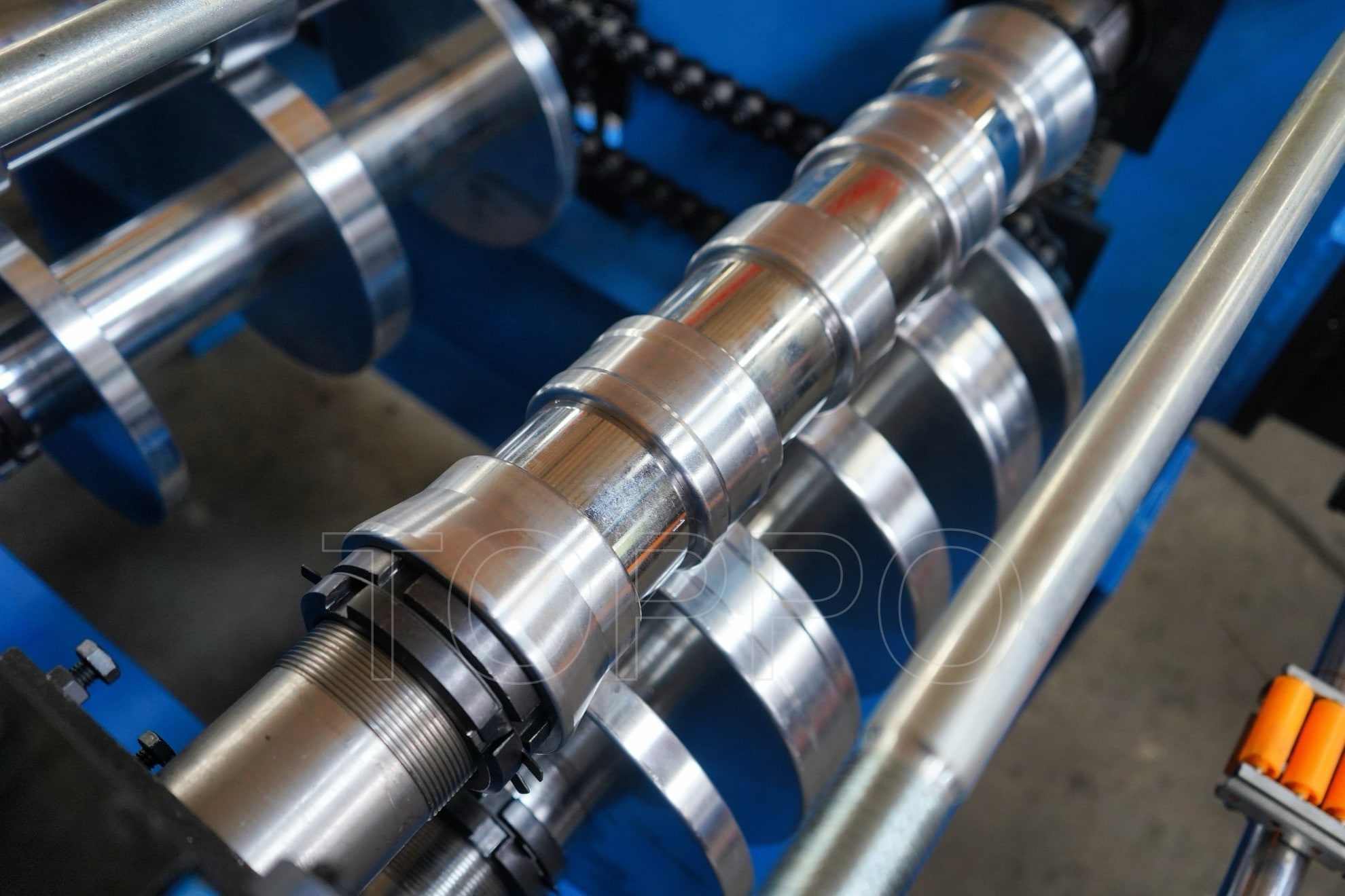 Compact Ridge Cap Roll Forming Machine with Vertical Output