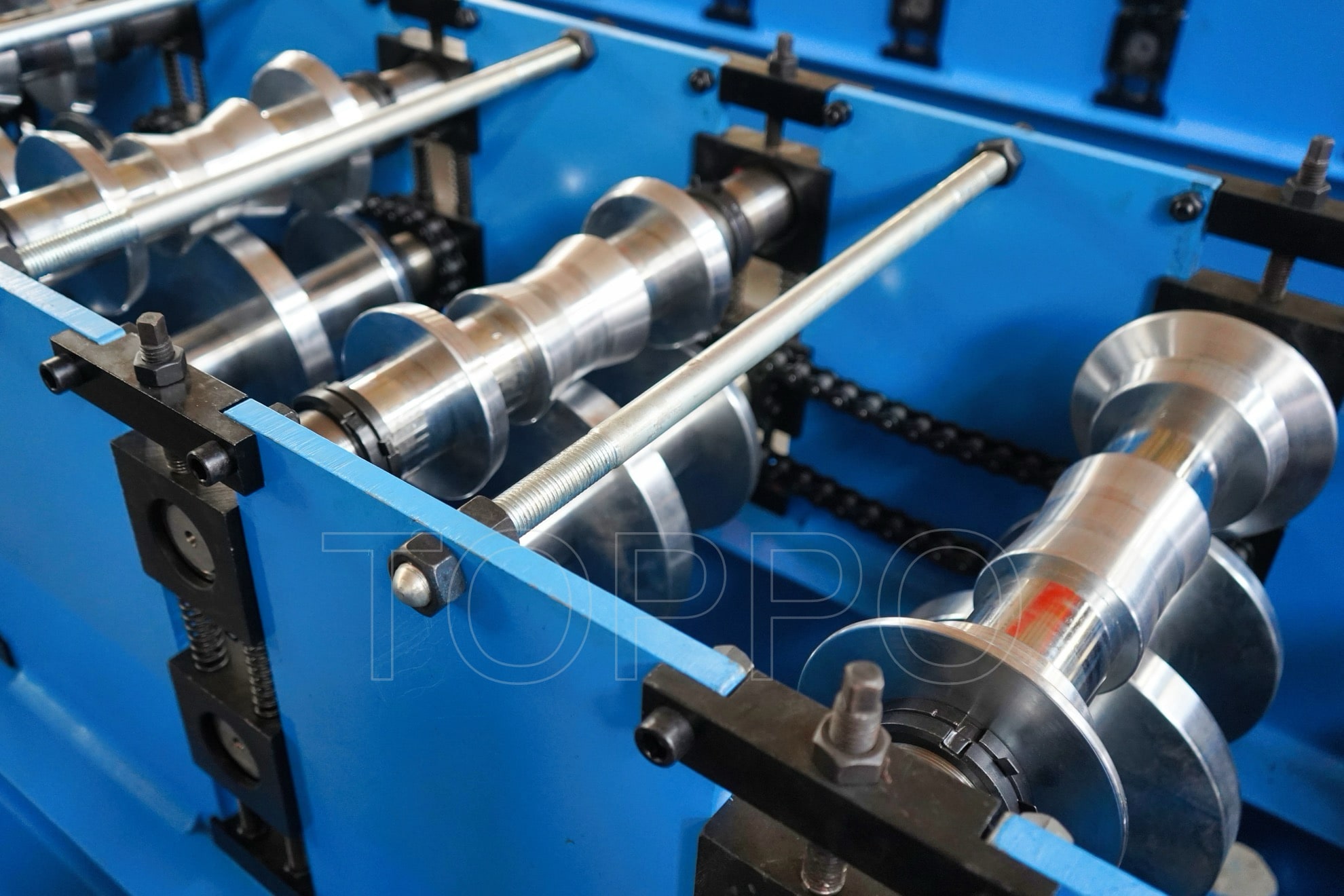 Compact Ridge Cap Roll Forming Machine with Vertical Output