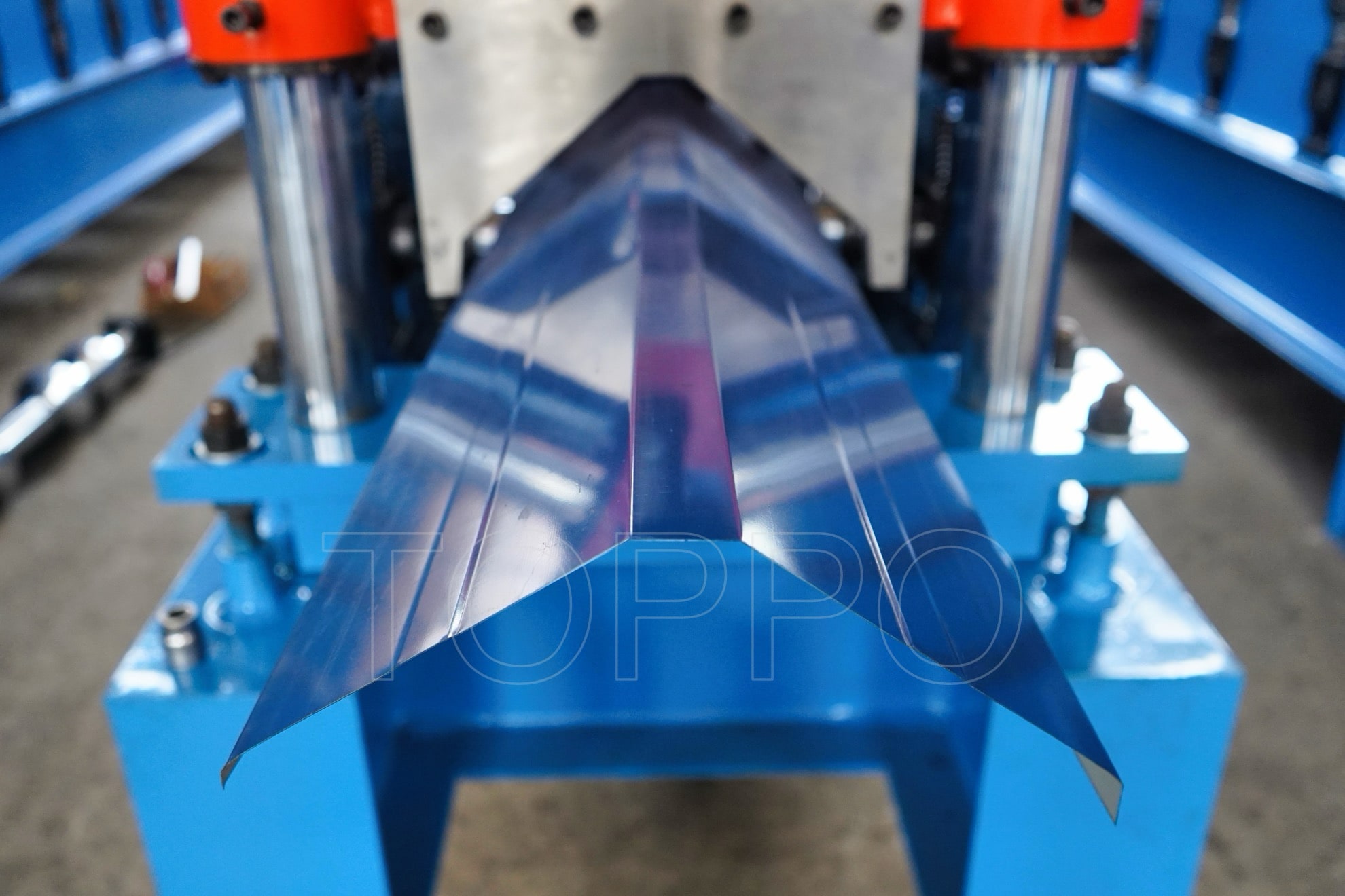 Compact Ridge Cap Roll Forming Machine with Vertical Output