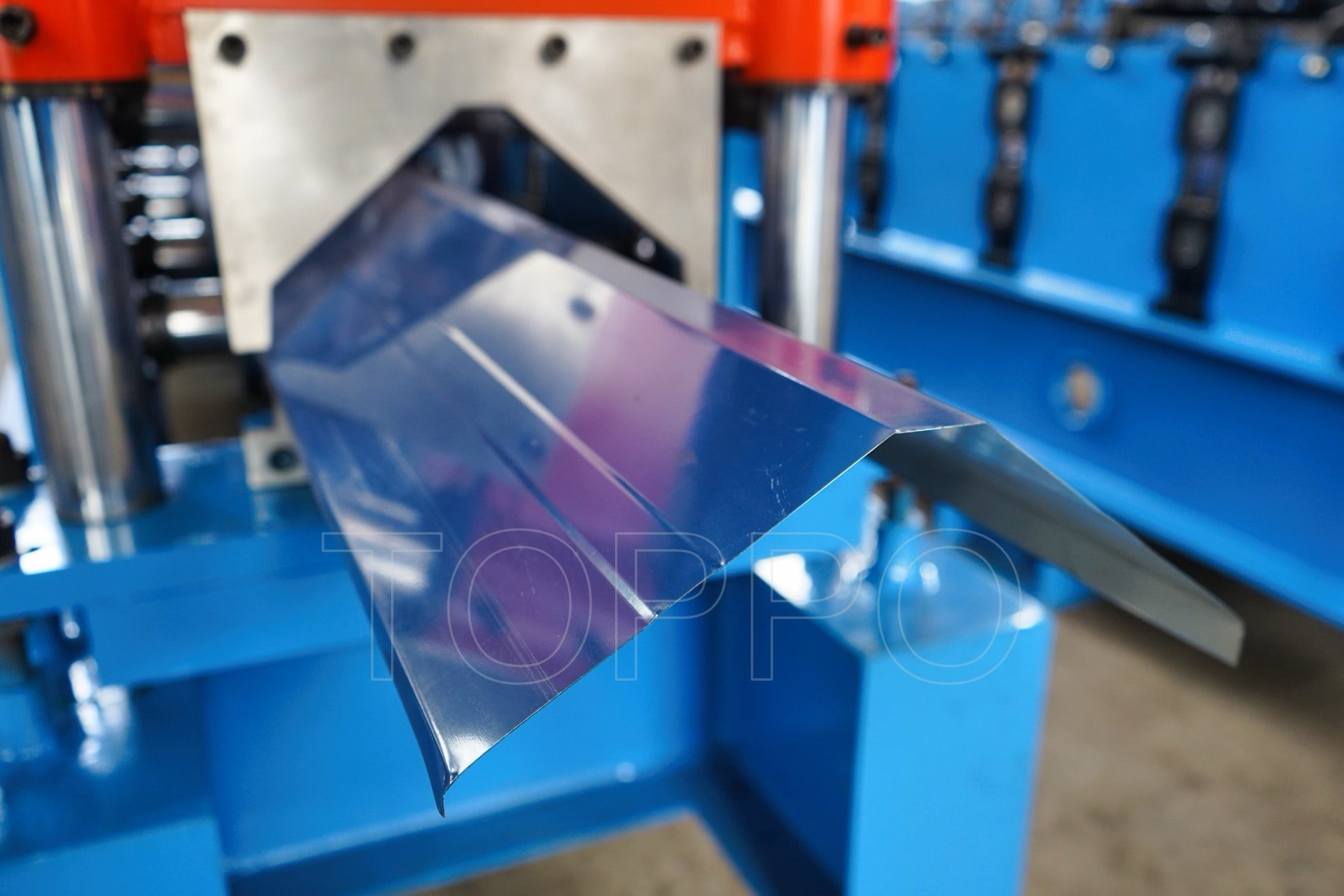 Compact Ridge Cap Roll Forming Machine with Vertical Output