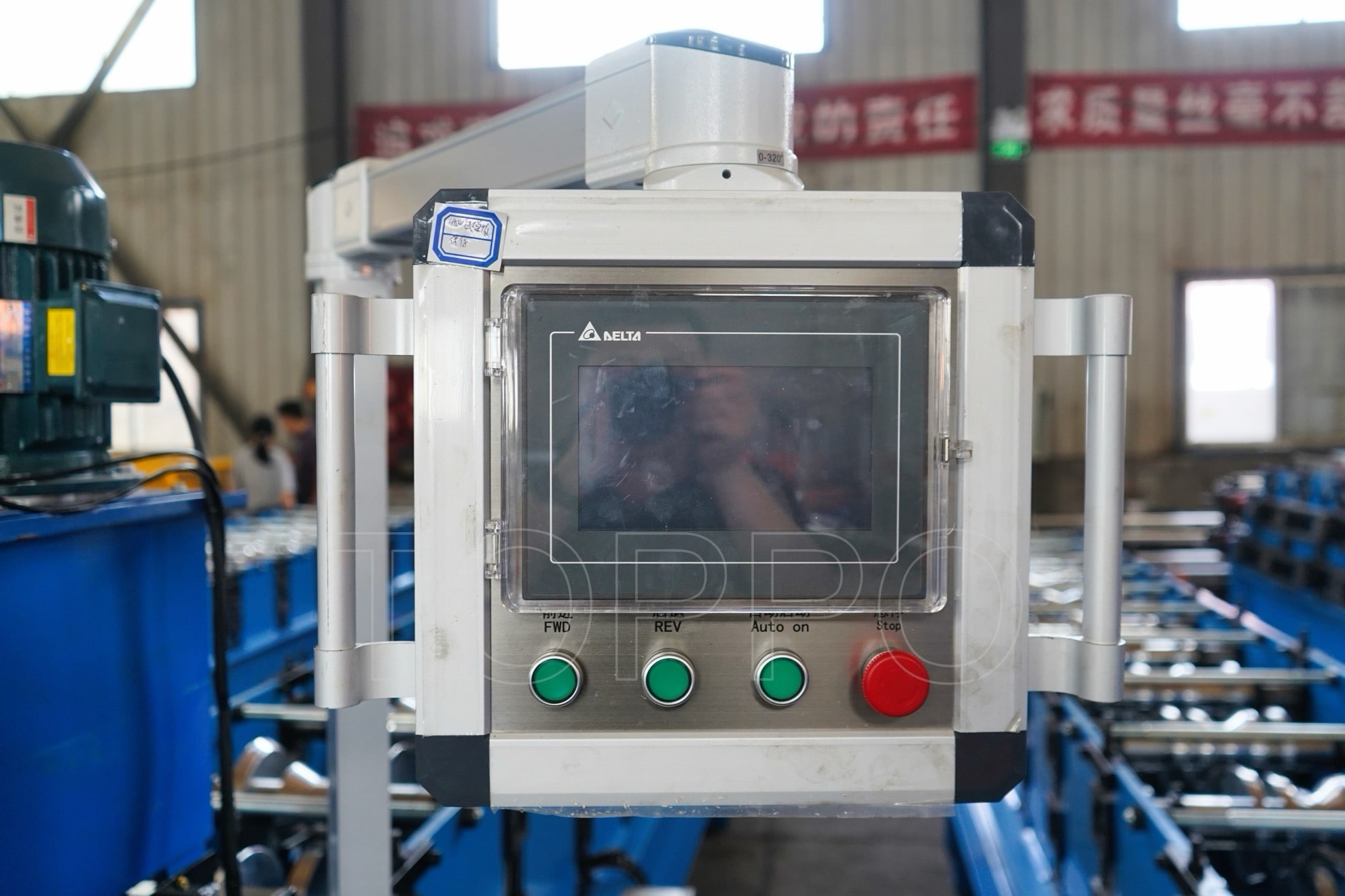 Compact Ridge Cap Roll Forming Machine with Vertical Output